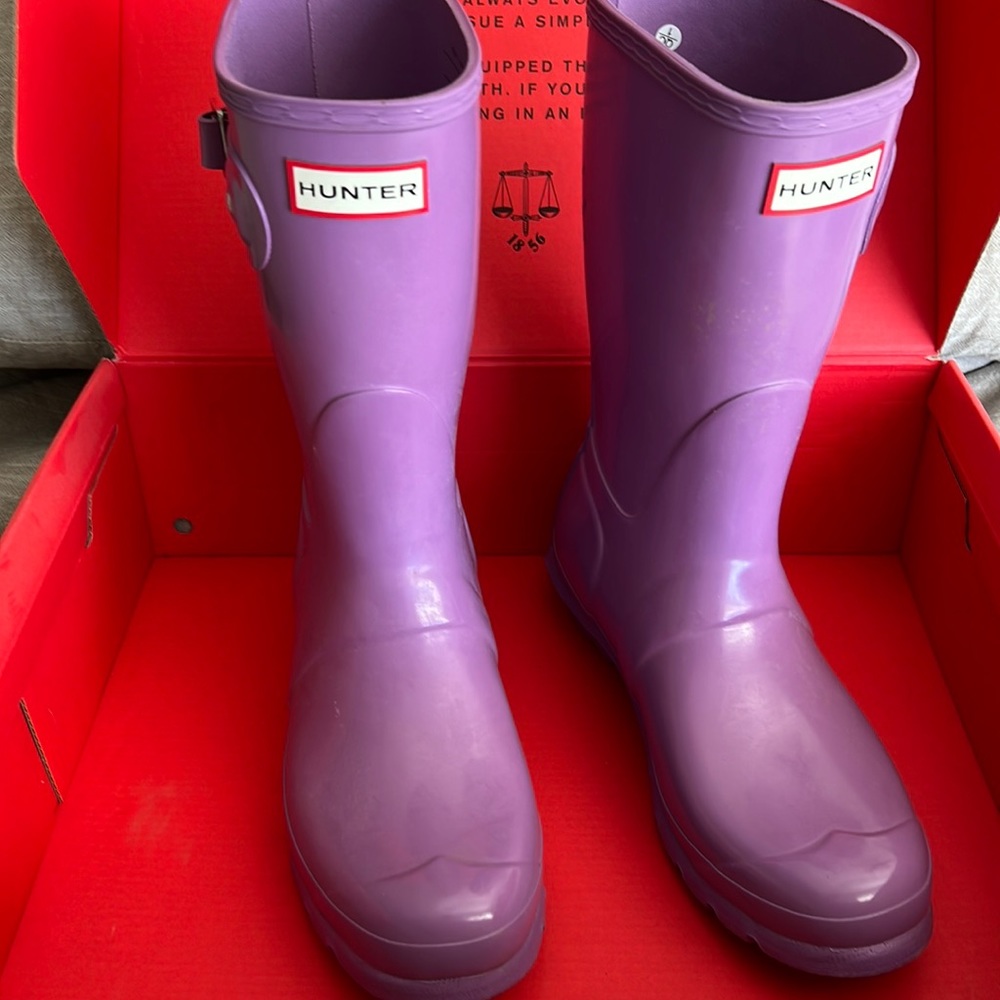 Hunter Original short gloss rain boots in color thistle.